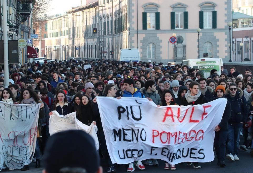 In oltre mille al corteo contro preside e Provincia 