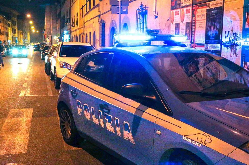 Ubriachi sul treno picchiano i poliziotti 