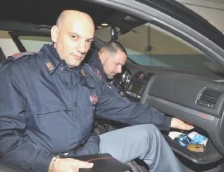 Gli agenti mostrano i nascondigli dove erano stati nascosti i ferri del mestiere: ricetrasmittenti, guanti, scanner, auricolari, navigatori, una torcia e lunghi cacciavite A destra, gli oggetti sequestrati