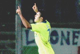 La classica esultanza dell’asso brasiliano Eder: stavolta alza le mani al cielo dopo aver realizzato il penalty del definitivo 2-2