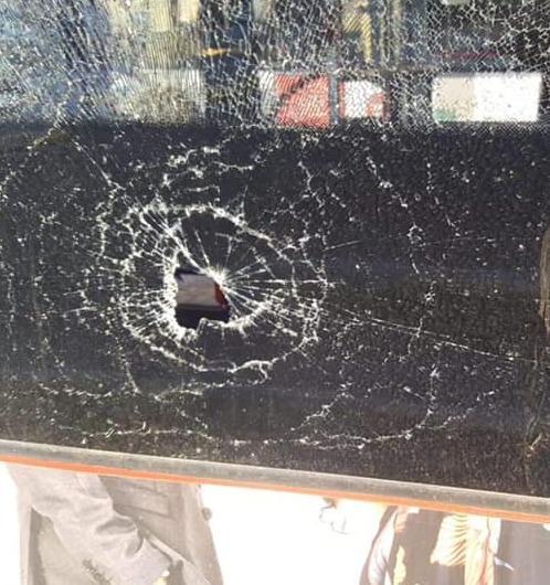 Spacca il vetro del bus poi picchia gli agenti Arrestato in stazione 
