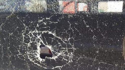 Spacca il vetro del bus poi picchia gli agenti Arrestato in stazione