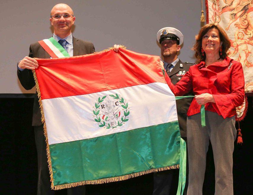 Omaggio a Montanari e bandiera a Casellati 