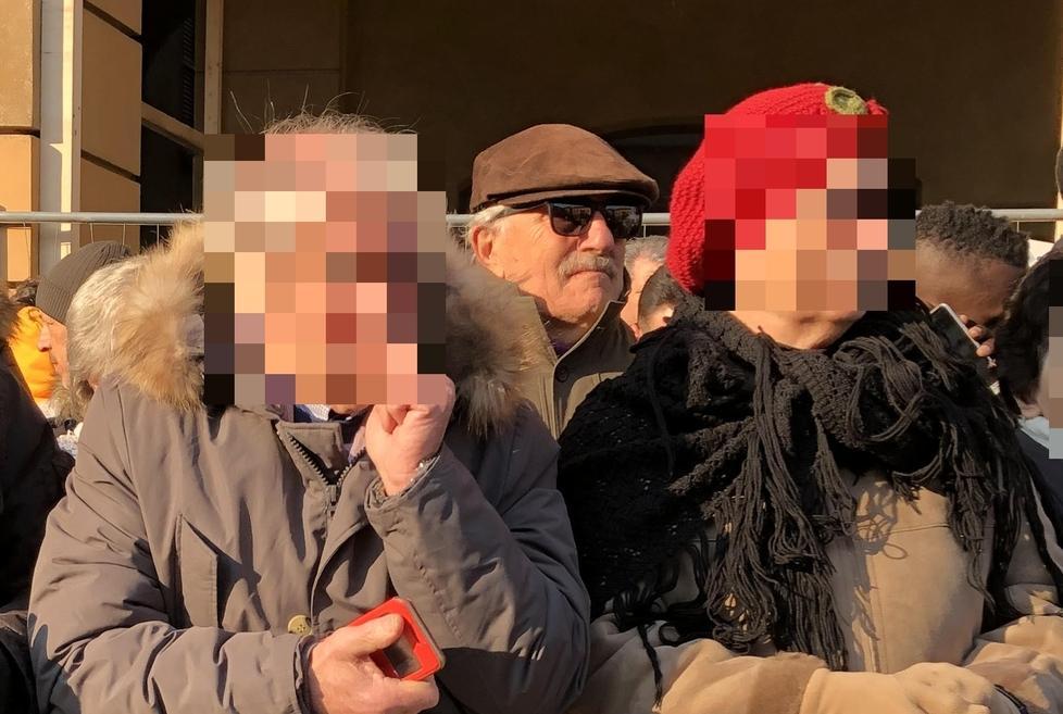 All’alzabandiera una voce solitaria rompe il silenzio «Accoglienza!» 