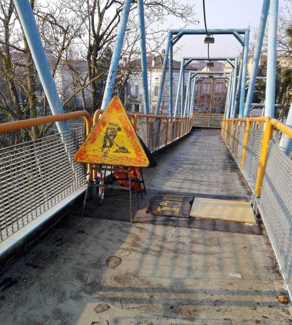 Ripristinato il cavalcaferrovia una lastra sul punto traballante 