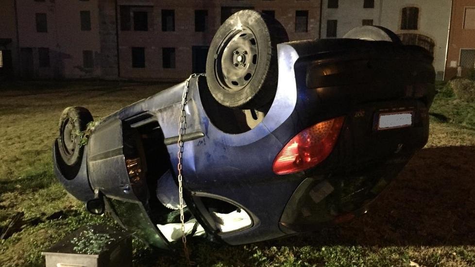 Giovane cappotta con l’auto