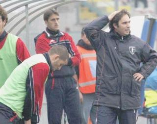 A sinistra l’allenatore del Cecina Guido Pagliuca con le mani nei capelli; qui sopra l’infortunio al capitano nerazzurro Davide Vagnati; a destra la formazione della prima di campionato, con Fiasconi e Macelloni