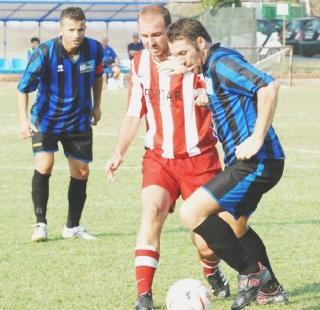 Simone Pierozzi difende il pallone