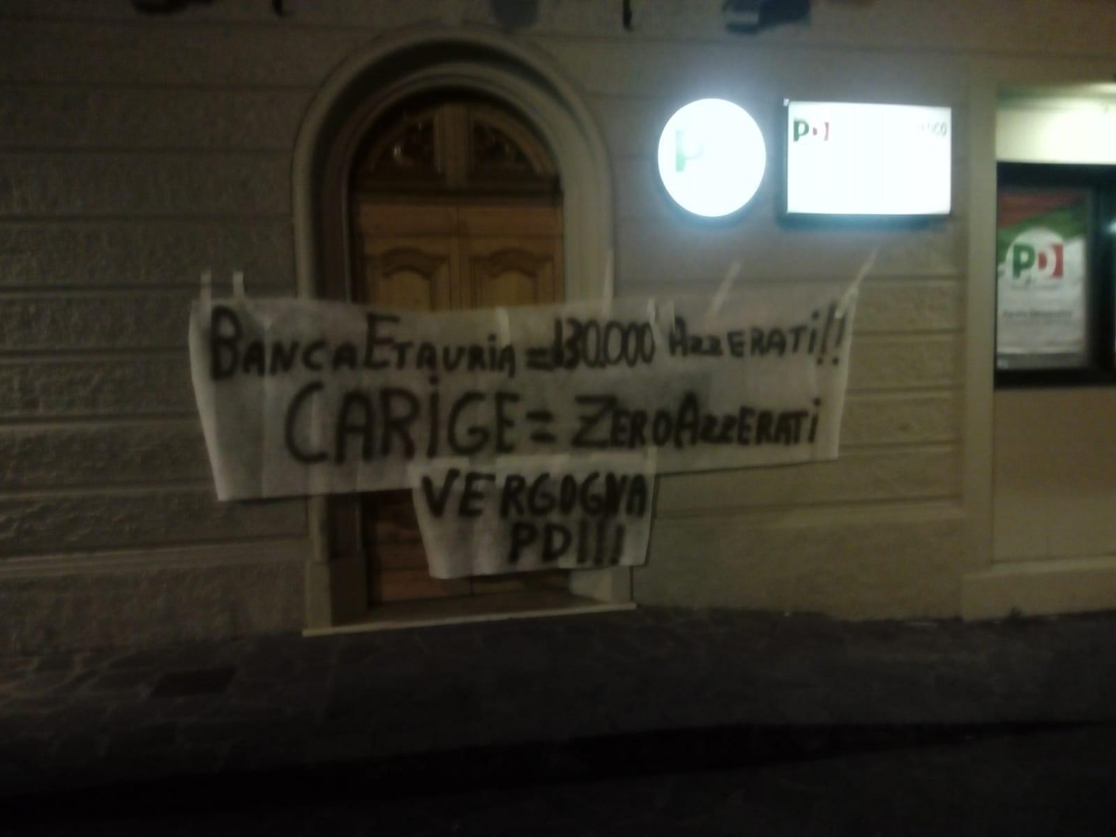 Lo striscione davanti alla sede del Pd