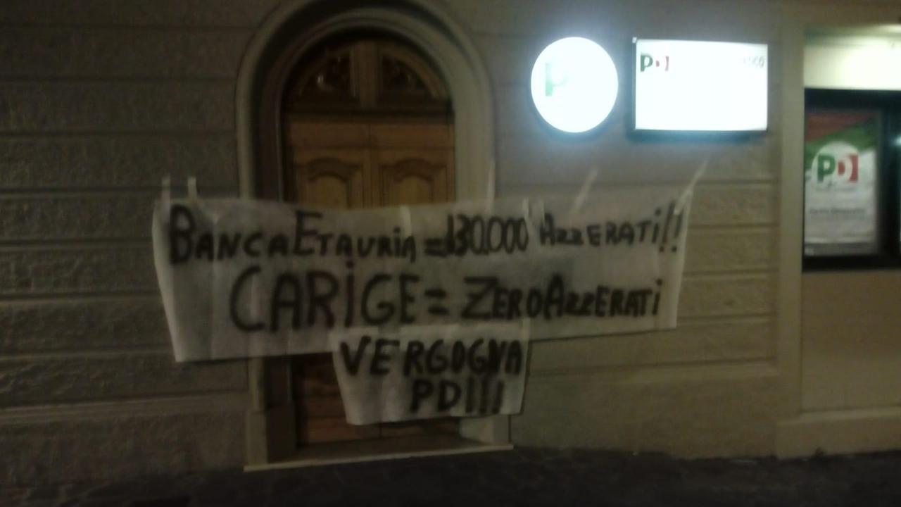 Lo striscione davanti alla sede del Pd