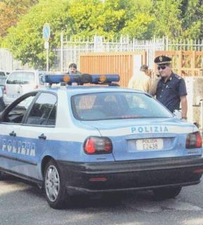 In alto una pattuglia della polizia: gli agenti sono intervenuti per dividere le tifoserie del Pisa Sc e della Massese alla fine della gara; a destra gli ultrà bianconeri