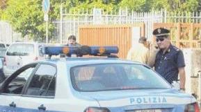In alto una pattuglia della polizia: gli agenti sono intervenuti per dividere le tifoserie del Pisa Sc e della Massese alla fine della gara; a destra gli ultrà bianconeri