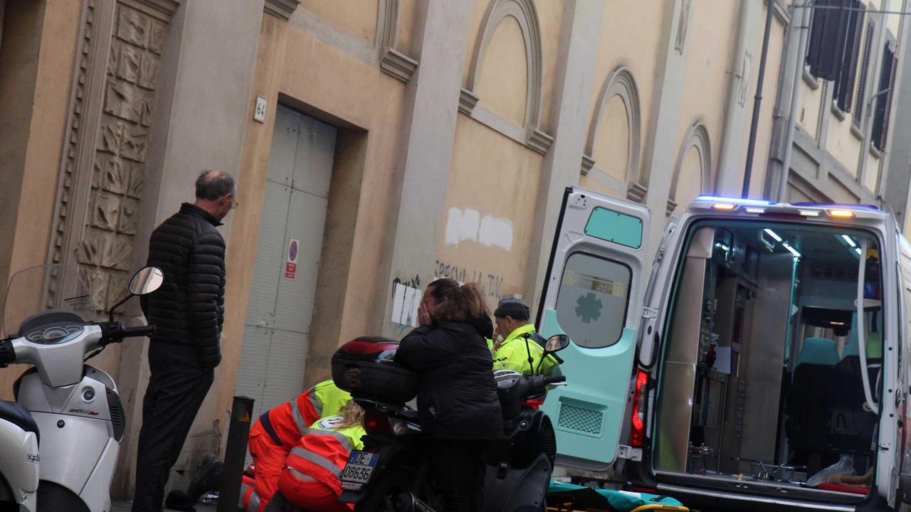Muore in strada mentre va al pronto soccorso