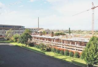 Uno degli edifici in costruzione nell’area della Magona