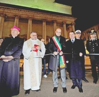 Il taglio del nastro della nuova piazza del Duomo
