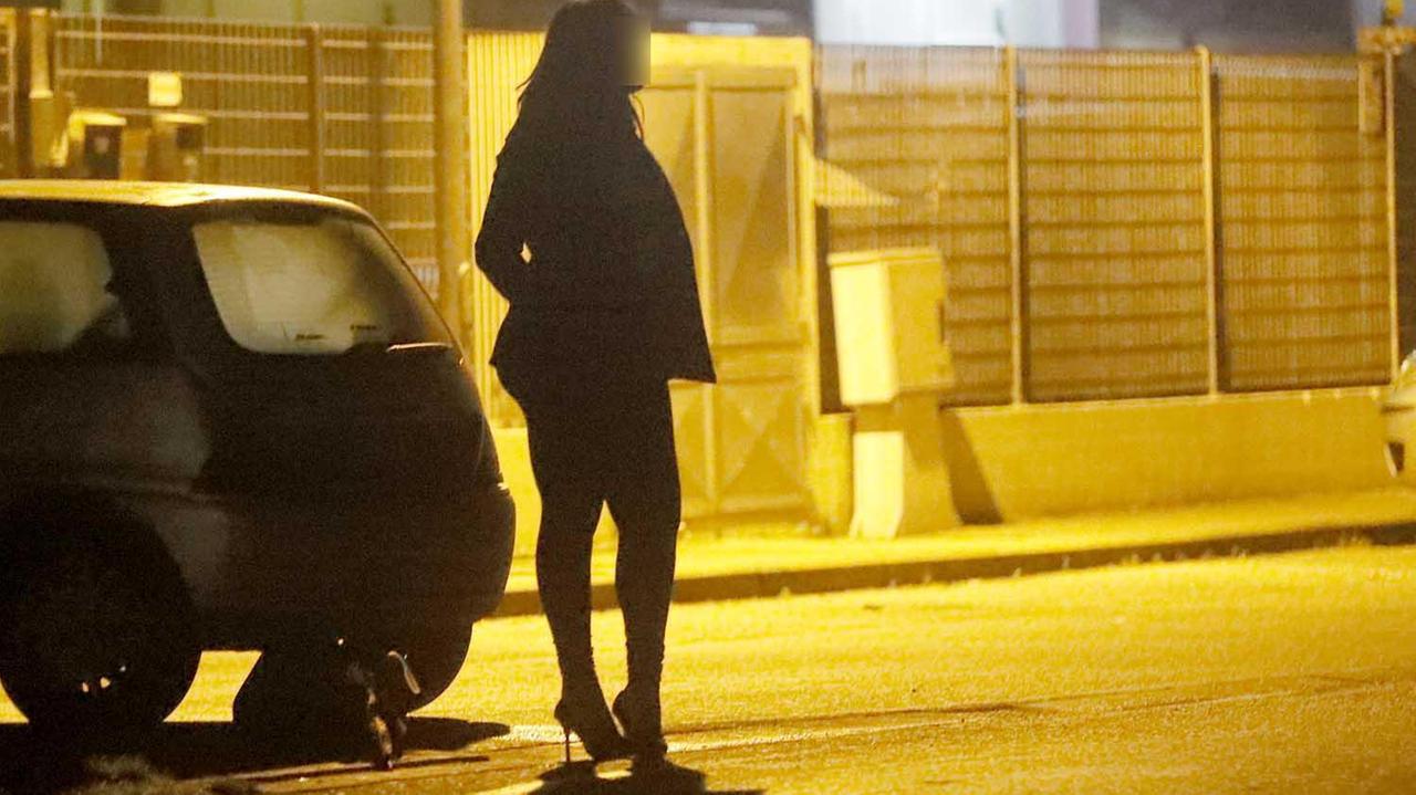 Una prostituta in strada (archivio)