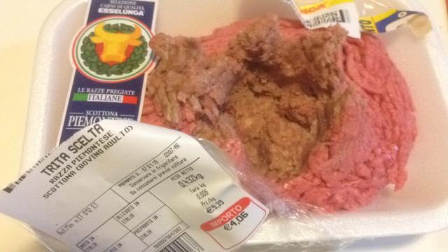 All’Esselunga carne a sorpresa. Apri il macinato ed è marrone 