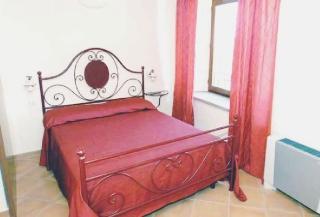 Guerrieri e l’interno di un B&amp;B (foto d’archivio)