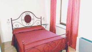 Guerrieri e l’interno di un B&B (foto d’archivio)