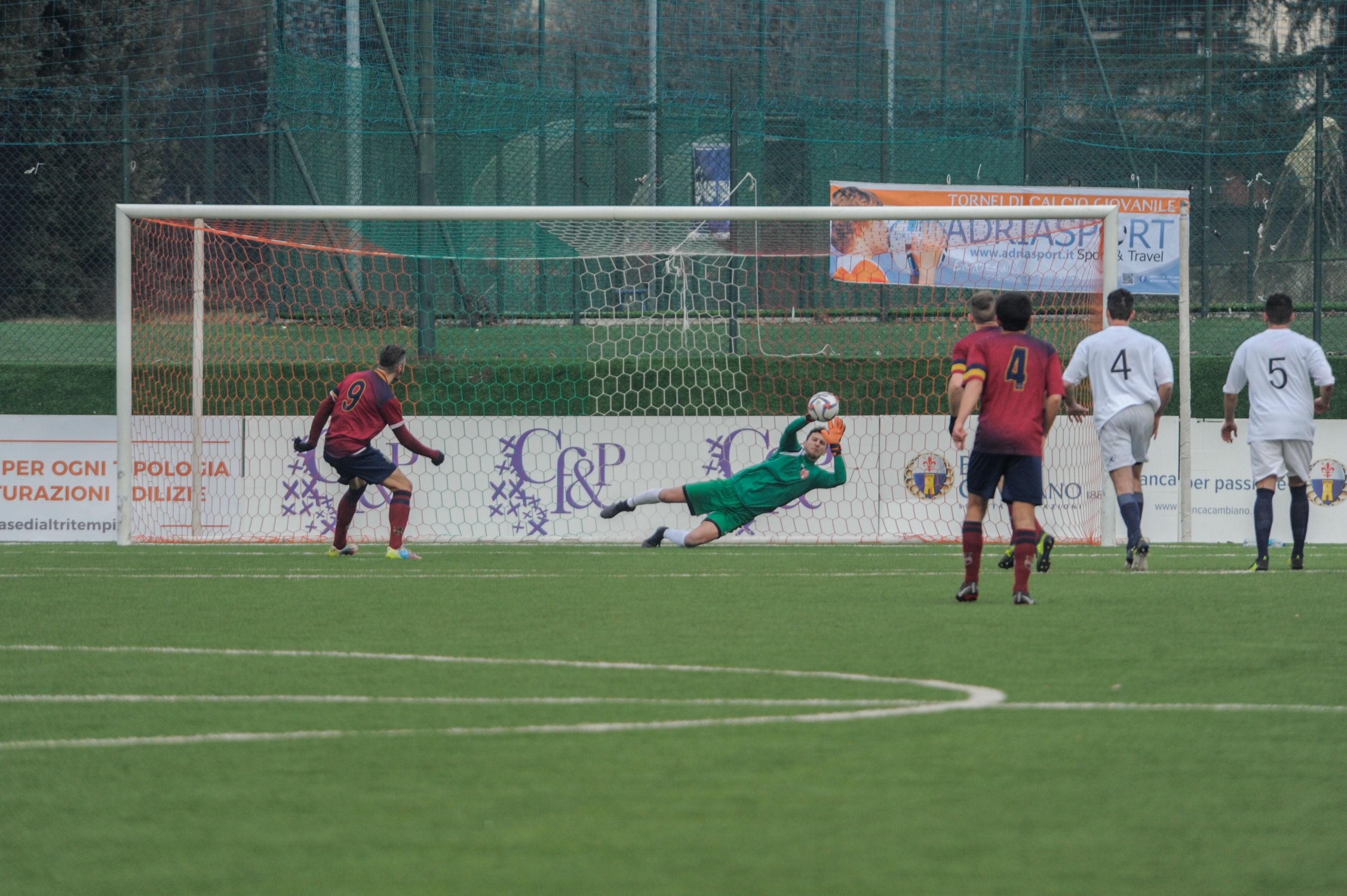 Il portiere Frongillo con la maglia bianca del Montignoso para il calcio di rigore tirato da Zizzarri (foto Lorenzo Berti/Massimo Sestini)