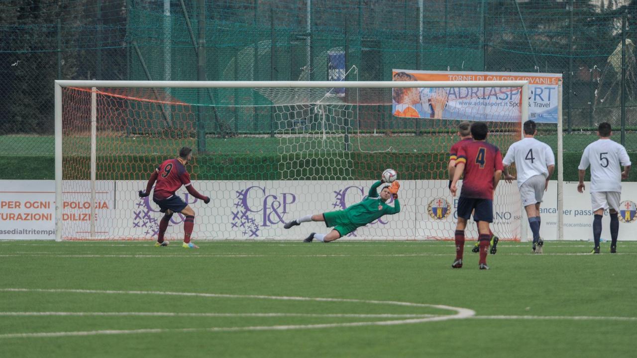 Il portiere Frongillo con la maglia bianca del Montignoso para il calcio di rigore tirato da Zizzarri (foto Lorenzo Berti/Massimo Sestini)