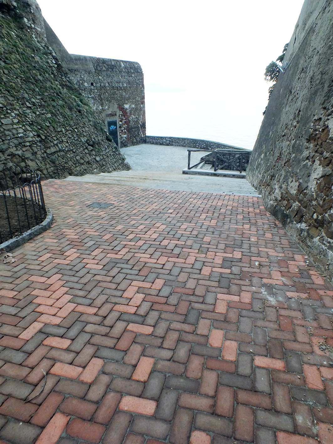Via della Fortezza, nuova pavimentazione in cotto e rifacimento in granito della gradinata  (foto Paolo Barlettani)