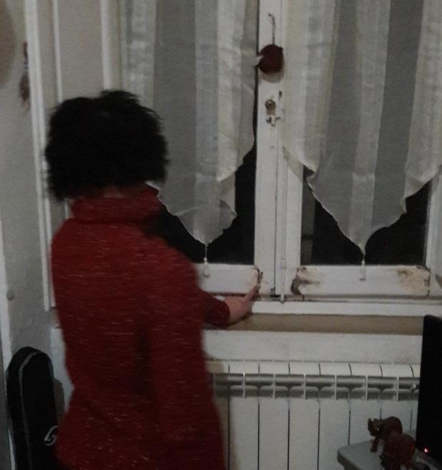 Veronica Frosini indica i danni agli infissi nella casa dove vive