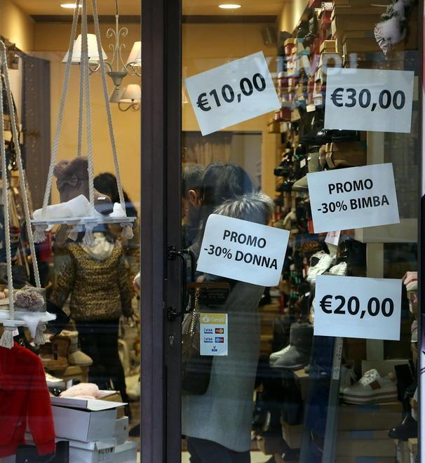 Un negozio con i cartelli degli sconti