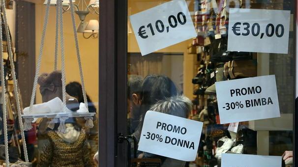 Un negozio con i cartelli degli sconti