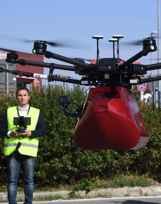 Il drone salvavita in volo dalla Casa al museo in omaggio al Genio