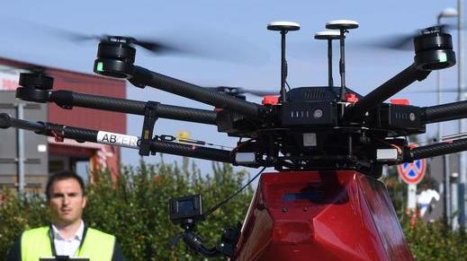 Il drone salvavita in volo dalla Casa al museo in omaggio al Genio