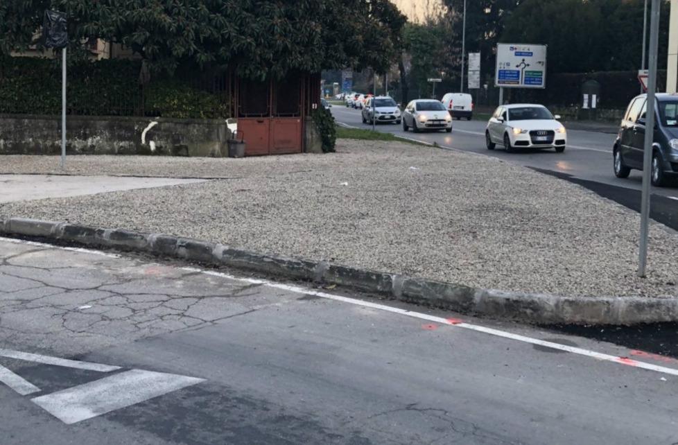 «Brutta l’aiuola di ghiaino in via Pascoli»