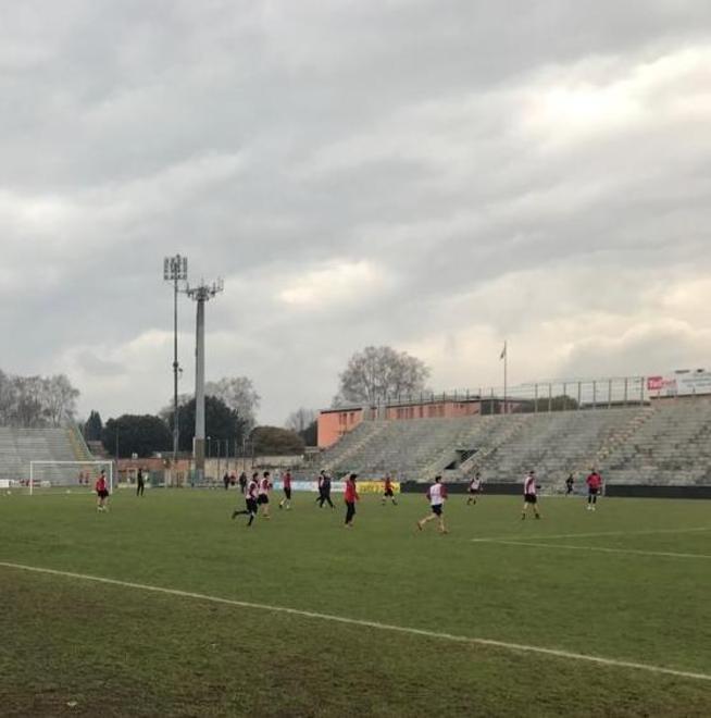 Tifosi presenti alla ripresa Giocatori sotto la curva a fine allenamento 