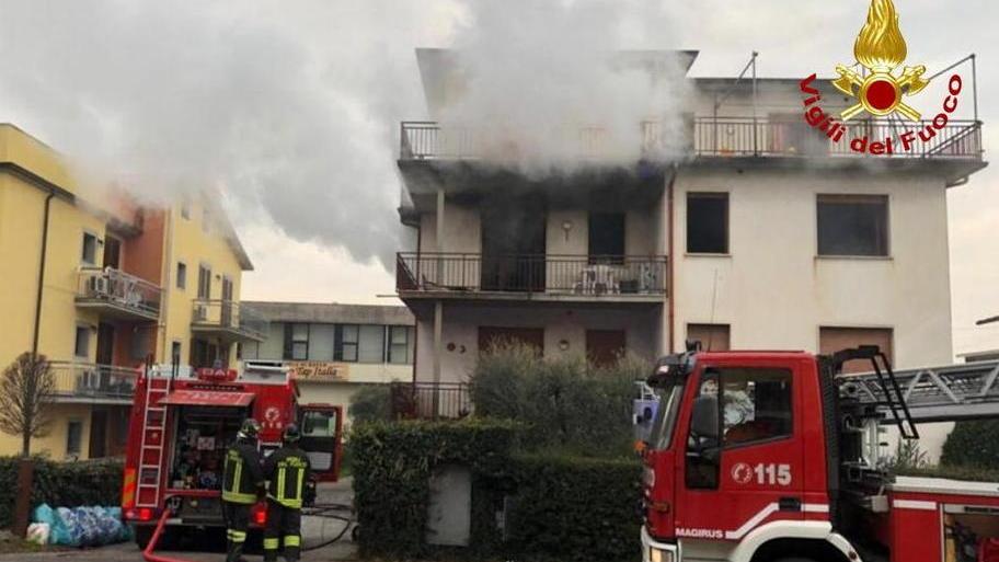 Anziana salvata dalle fiamme dal vicino di casa