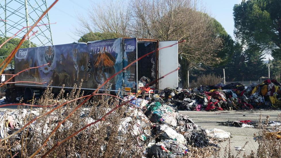 Un Tir abbandonato in una discarica