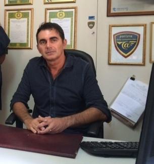 Comprano gli orologi con un assegno falso Un poliziotto li scopre 
