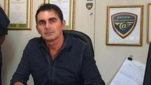 Comprano gli orologi con un assegno falso Un poliziotto li scopre