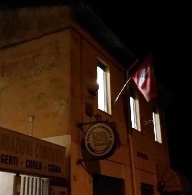 Luci dietro la bandiera rossa Ecco la riunione silenziosa per tessere un polo senza Pd 