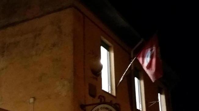 Luci dietro la bandiera rossa Ecco la riunione silenziosa per tessere un polo senza Pd