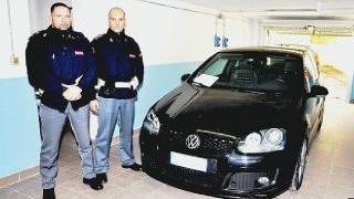 Gli agenti con la Golf sotto sequestro