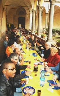 Pranzo organizzato dalla Caritas in una parrocchia