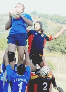 L’Elba Rugby in possesso dell’ovale A destra Leonardo Ceccherelli
