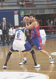 Saverio Cei, contrastrato dalla guardia della Tezenis Gueye