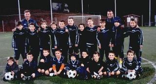 La squadra dei Pulcini B del Gs Rosignano Sei Rose coi due allenatori