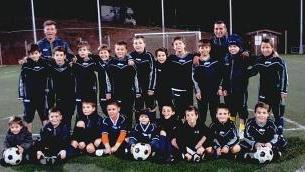 La squadra dei Pulcini B del Gs Rosignano Sei Rose coi due allenatori