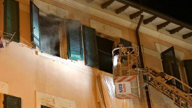 L'intervento dei vigili del fuoco con l'autoscala al terzo piano di via di Salviano 50 (Marzi Pentafoto)