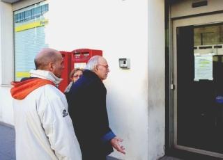 Clienti sconcertati davanti alle Poste chiuse in via Pannocchia