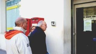 Clienti sconcertati davanti alle Poste chiuse in via Pannocchia