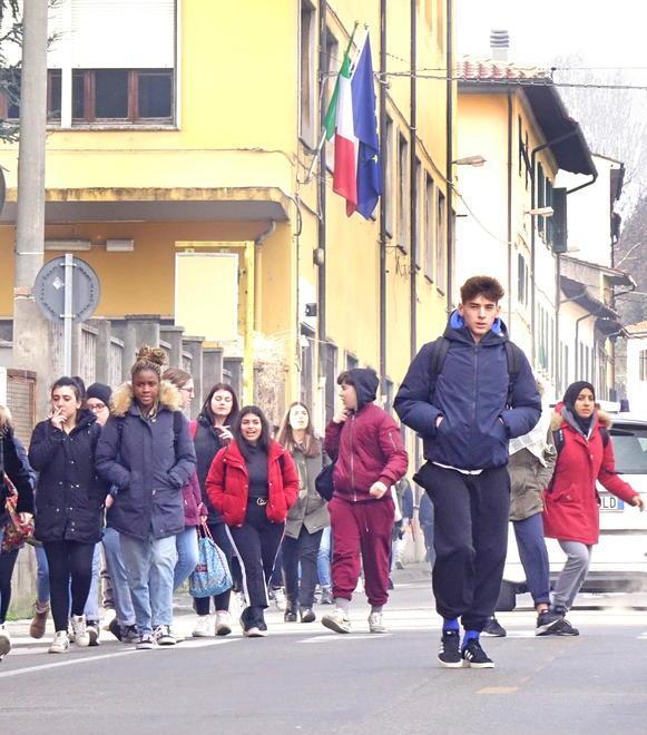 Studenti all’uscita dell’Einaudi di via Pacinotti ieri mattina al termine delle lezioni (foto Gori)