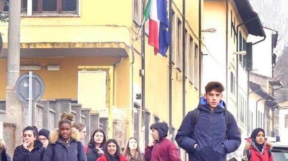 Studenti all’uscita dell’Einaudi di via Pacinotti ieri mattina al termine delle lezioni (foto Gori)